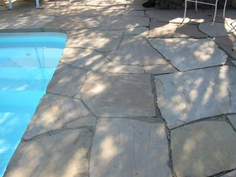 Decomposed Granite inbetween properly placed flagstones by pool